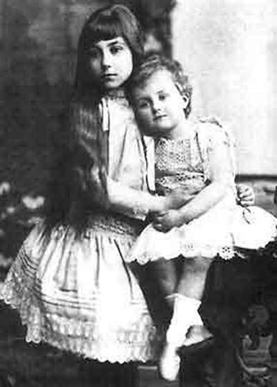 Елена и Анна Шапошниковы. 1889